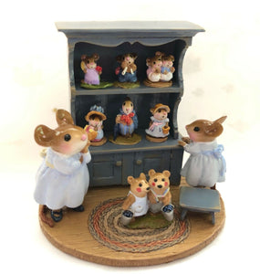 WEE FOREST FOLK RETIRED SPECIAL BLUE CURIO W/7 RETIRED ANNETTES MINIS AND STOOL