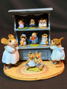 WEE FOREST FOLK RETIRED SPECIAL COLOR BLUE CURIO w/ ALL 7 RETIRED ANNETTES MINIS